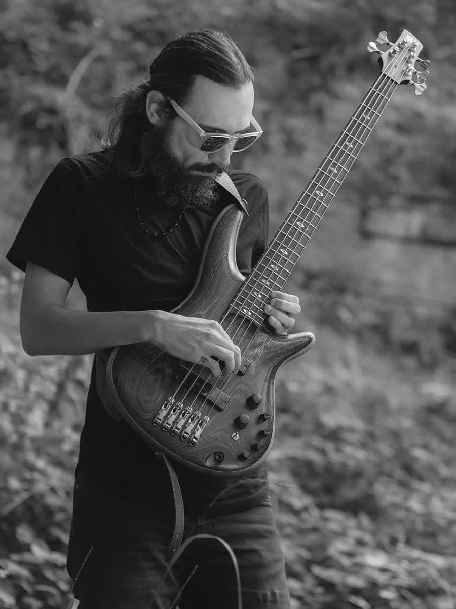Baixista tocando ao ar livre.