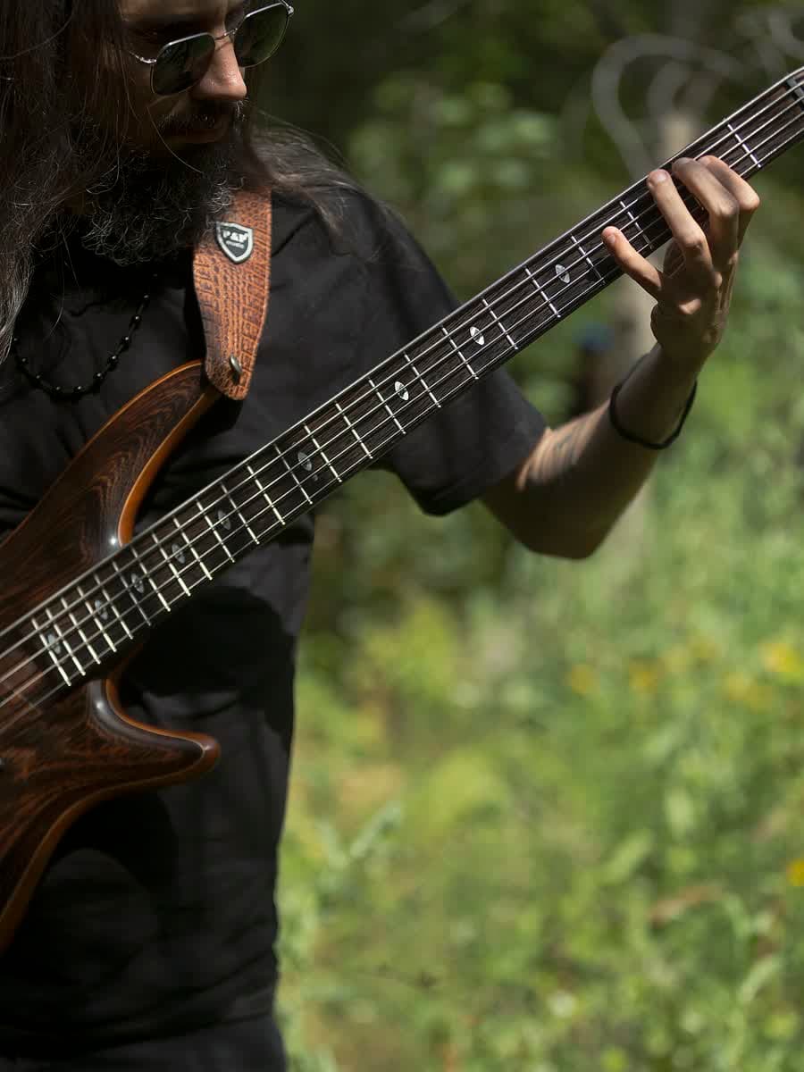 Baixista concentrado tocando.