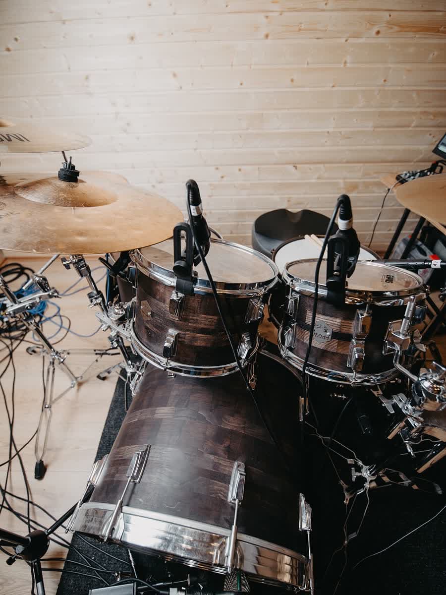 Uma bateria acústica completa.