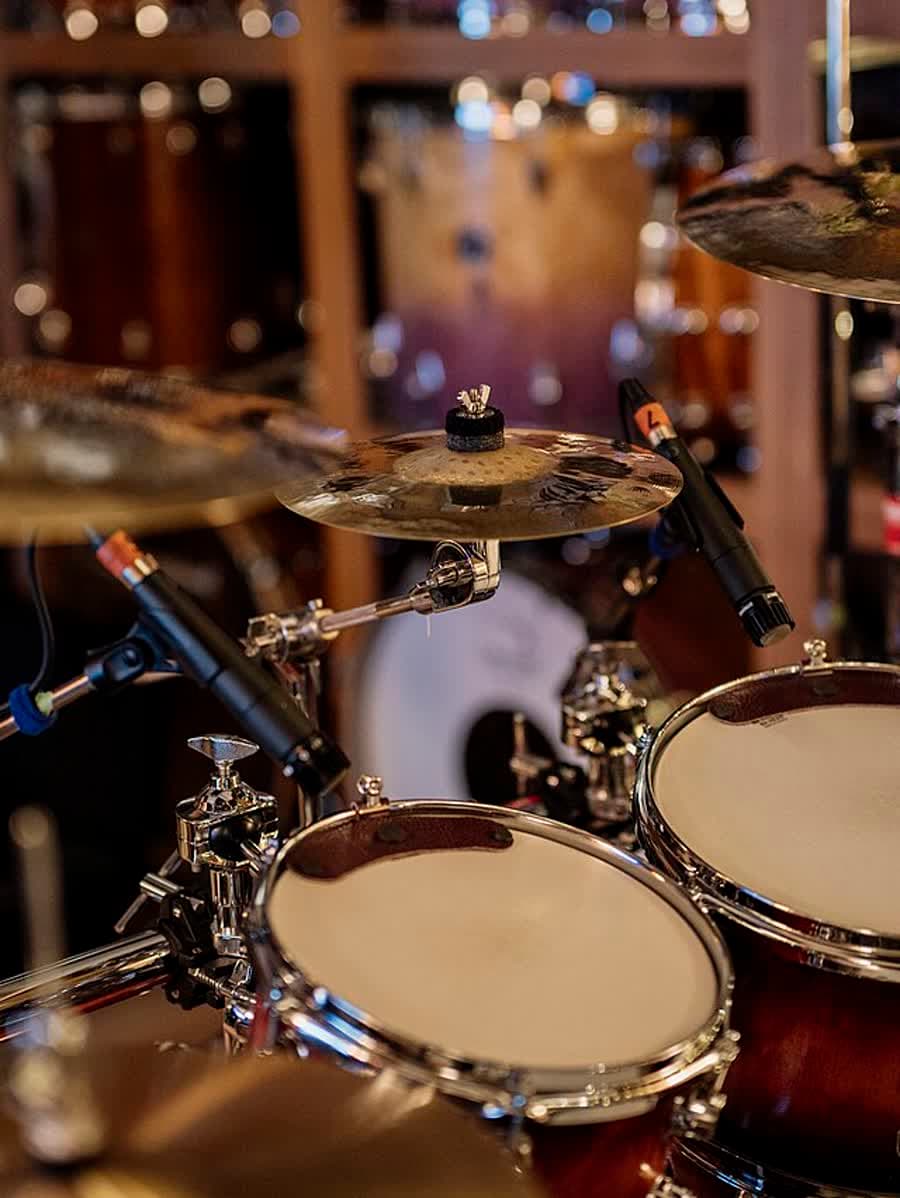 Pratos de uma bateria: chimbal e pratos de ataque.