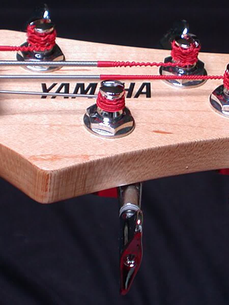 Cabeça (headstock) do baixo com as tarraxas e a pestana.