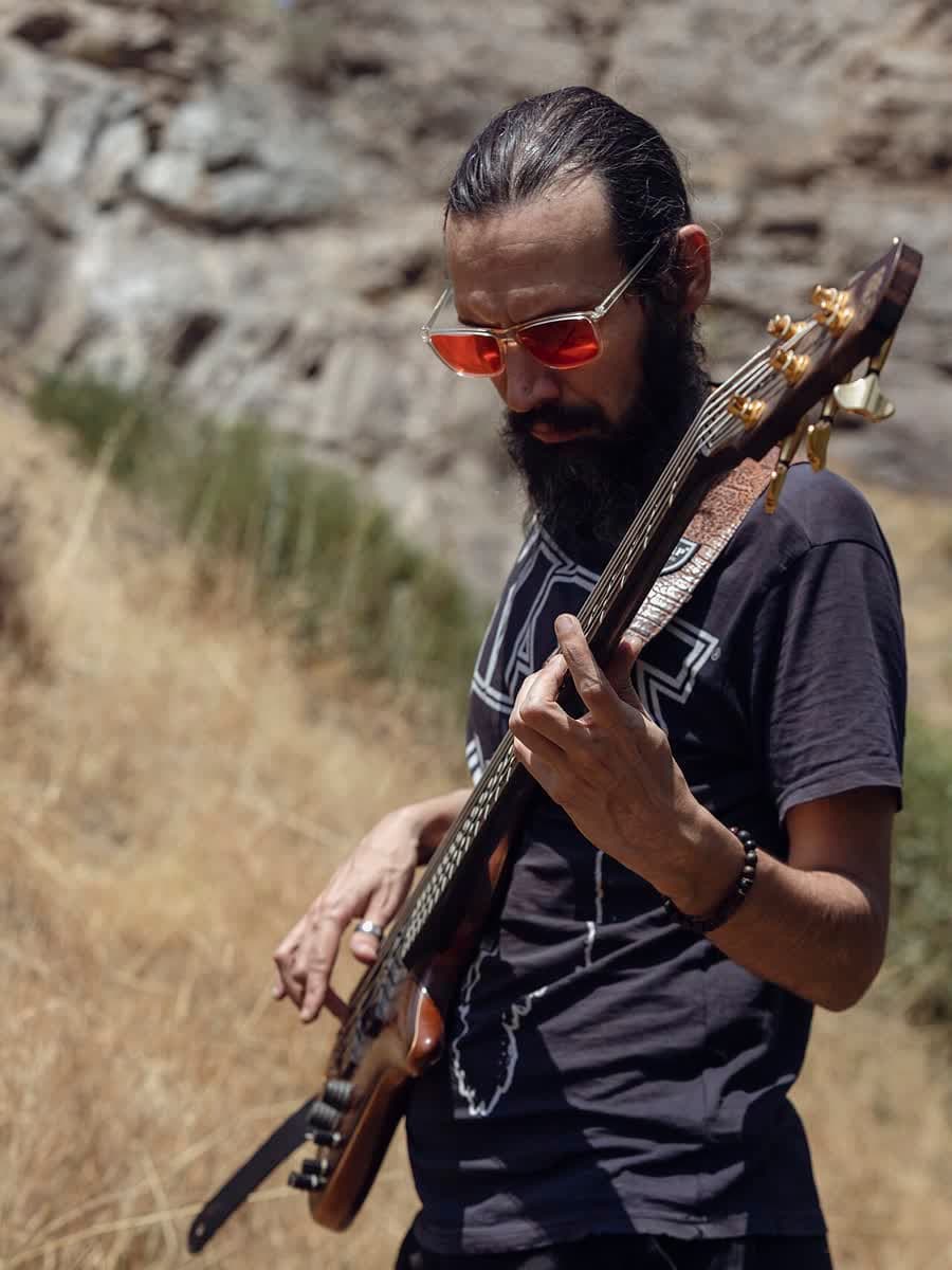 Baixista tocando, mão direita sobre as cordas.