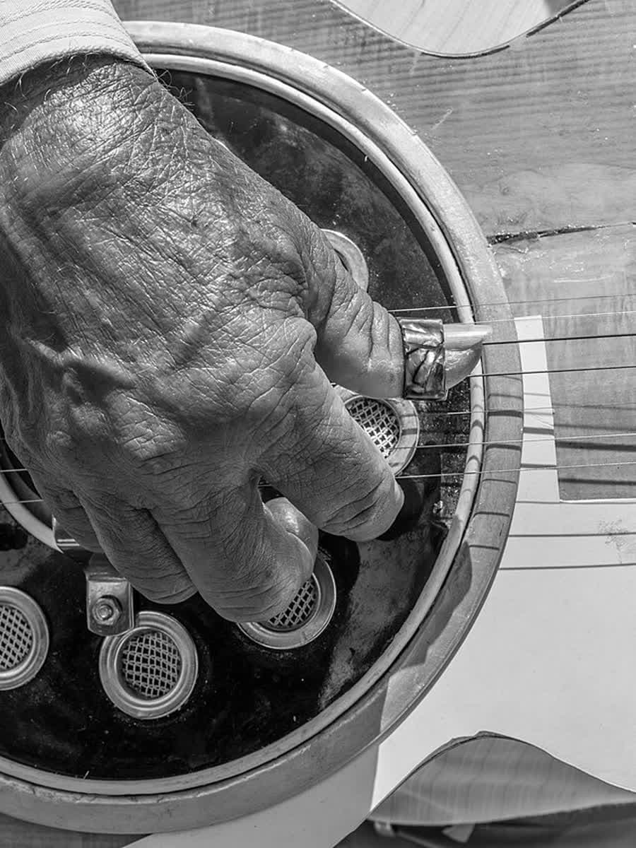 Violonista tocando, mãos no instrumento.