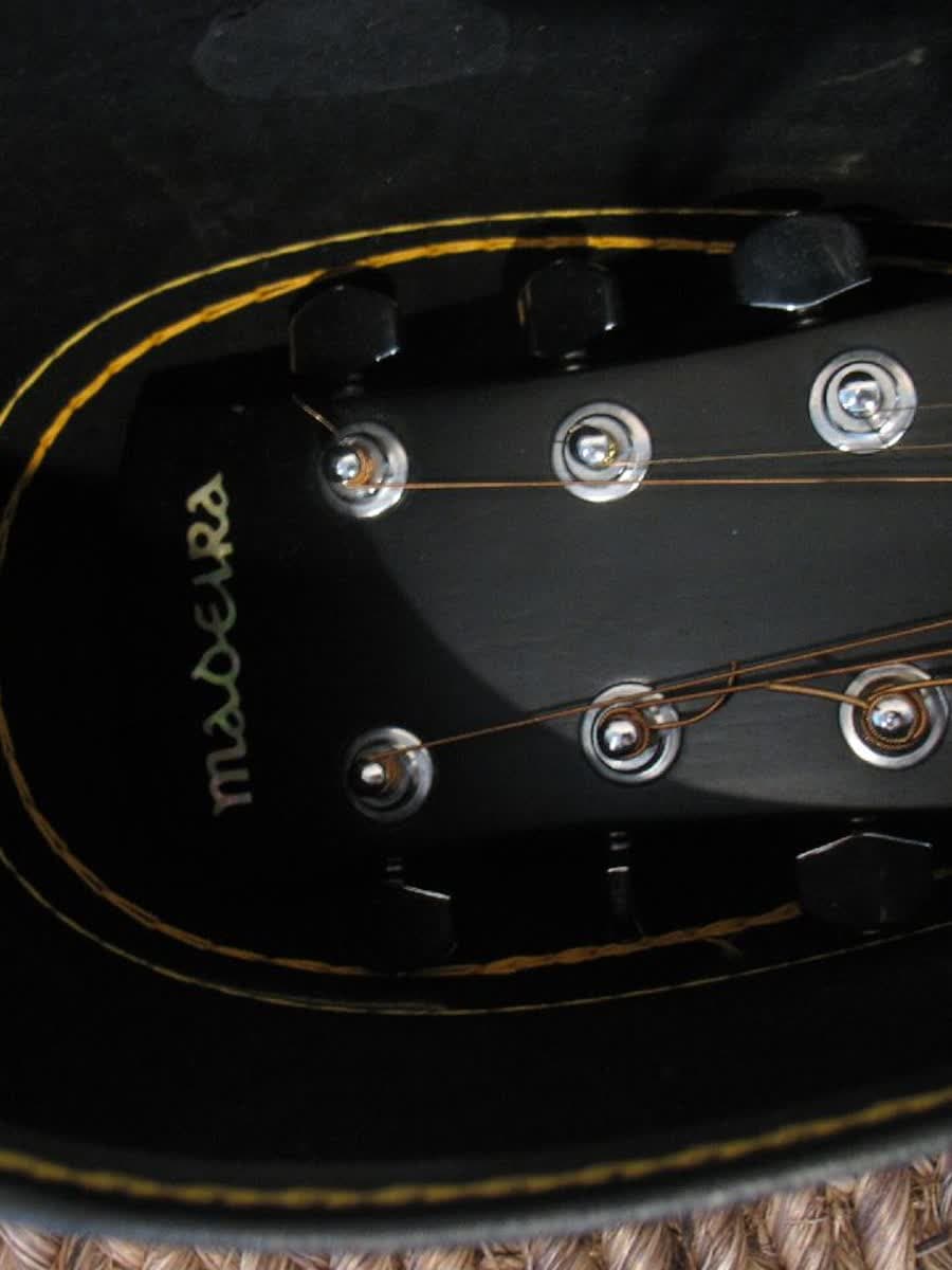 Cabeça do violão com as tarraxas.