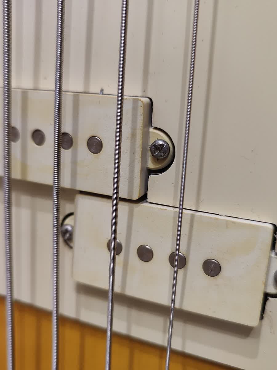 Captadores tipo Precision (split-coil) sob as cordas, em detalhe.