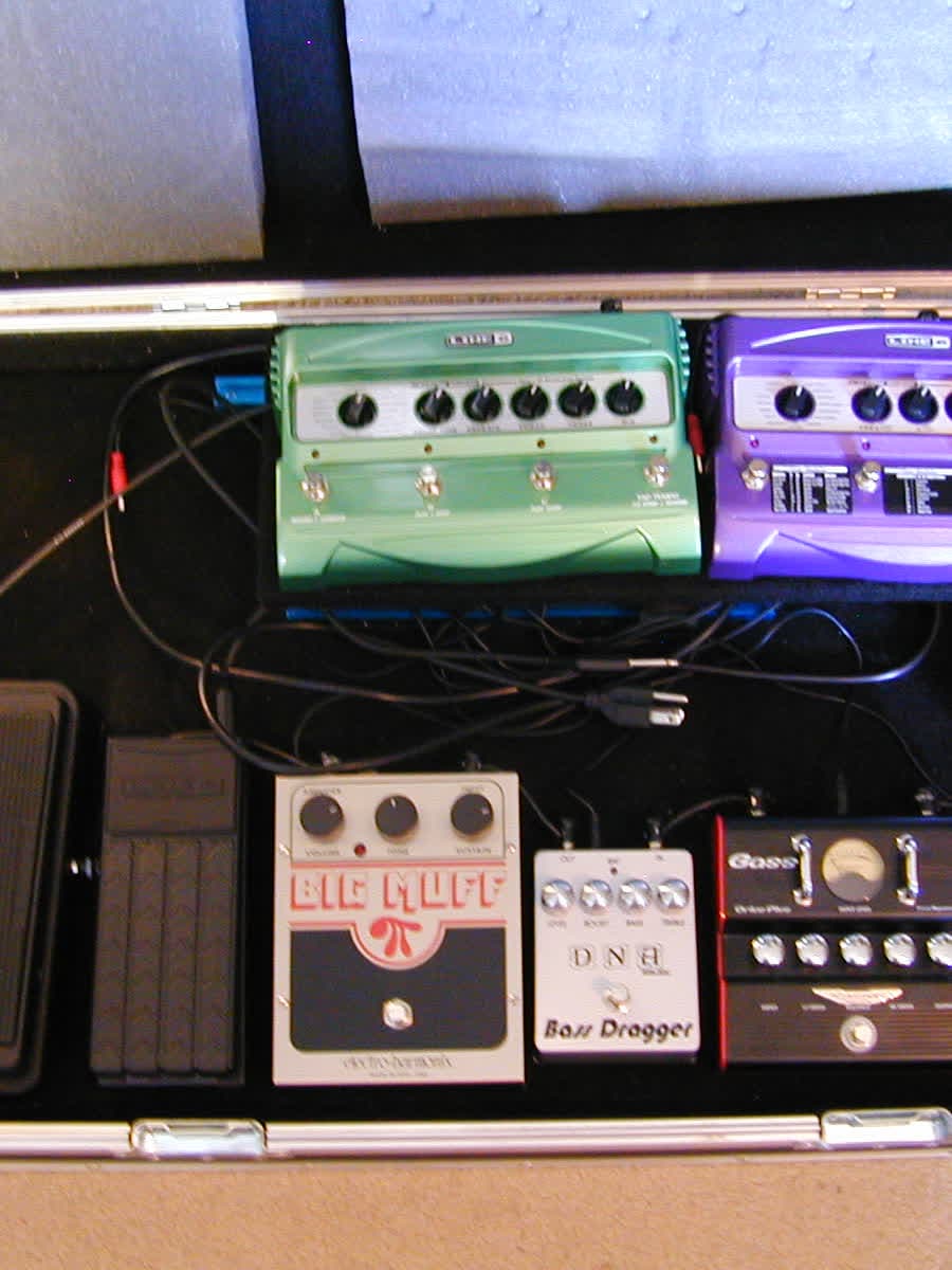 Pedalboard com pedais de efeito para baixo.