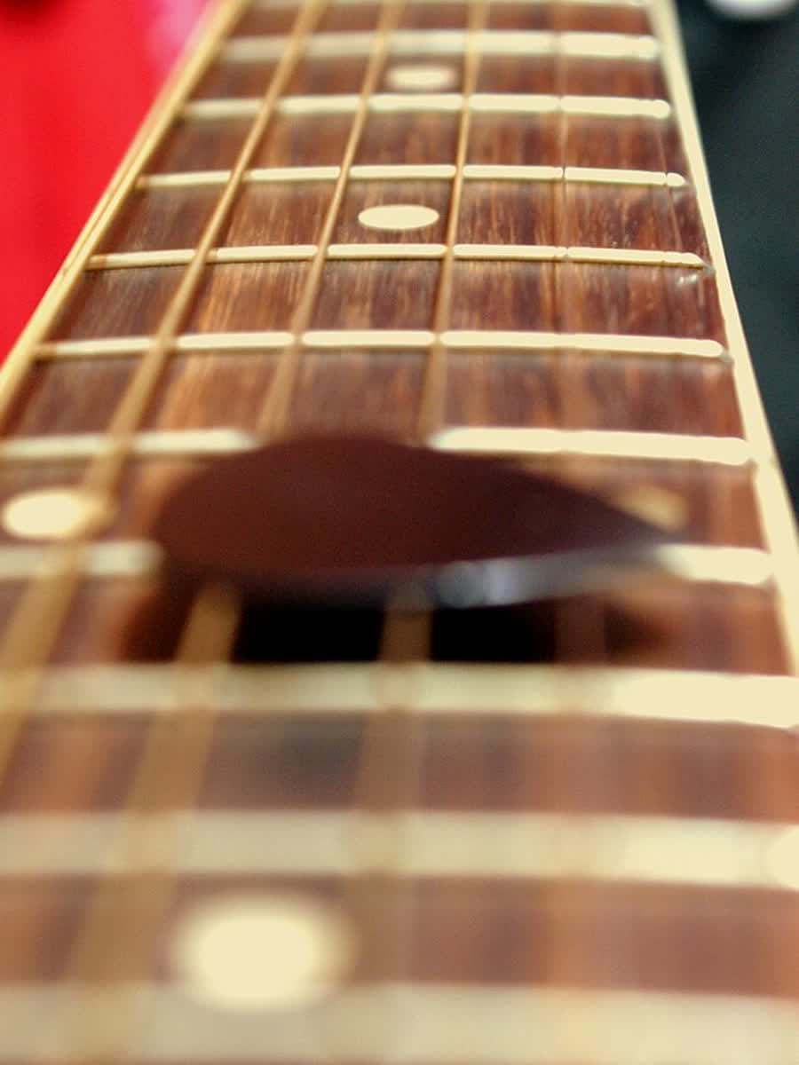Braço do violão em detalhe.