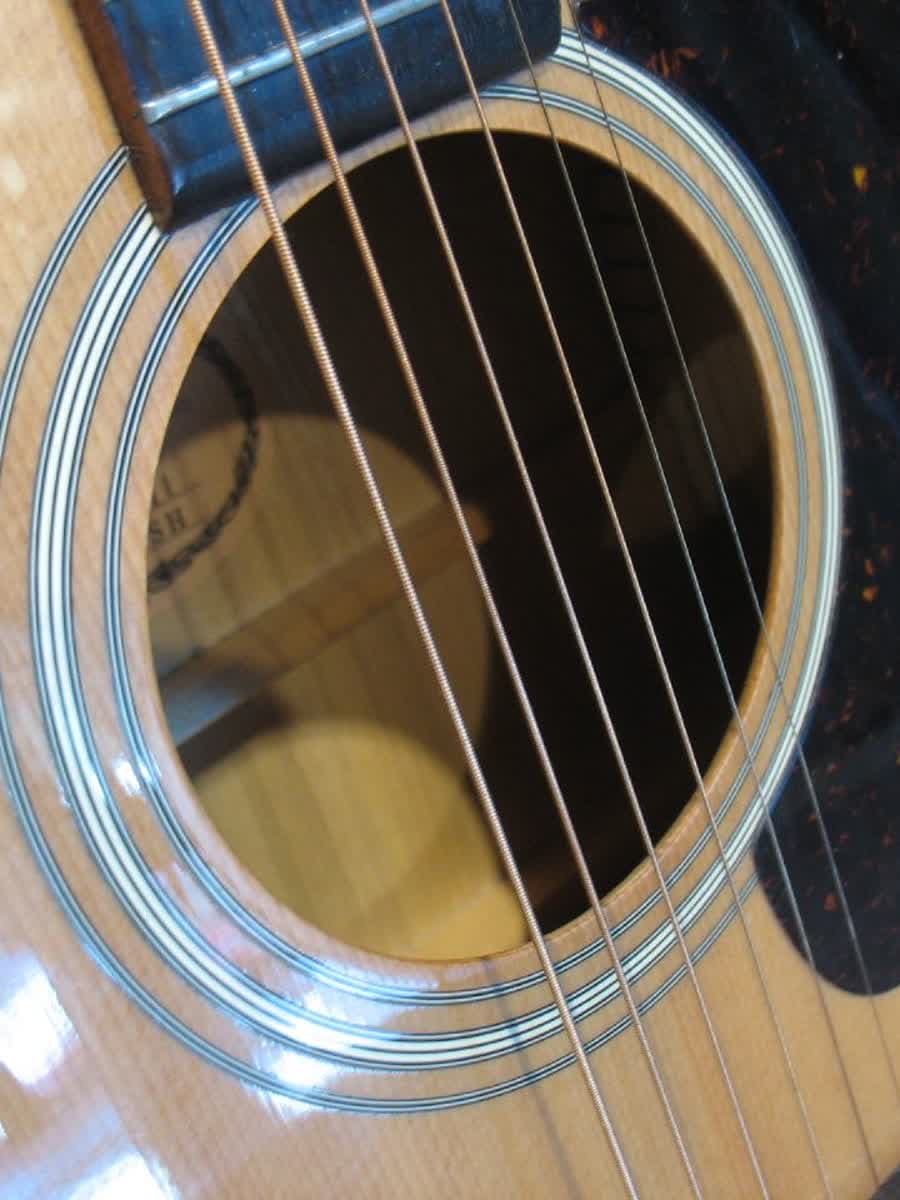 Corpo de um violão com a boca e o cavalete.